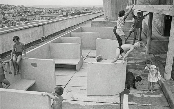 Balancierende Kinder zwischen den Trennwnden und dem Planschbecken auf der Dachterrasse der Unit d'Habitation (1959)