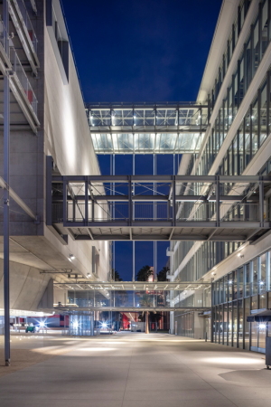 Der neue kugelfrmige Anbau, the Sphere, ist über Glasbrücken mit dem frisch sanierten Saban-Gebude verbunden.