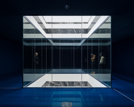 Die dunklen Kabinette befinden sich auf einer Zwischenebene zwischen den groen Ausstellungsslen des 19. Jahrhunderts darber und denen des 21. Jahrhunderts darunter