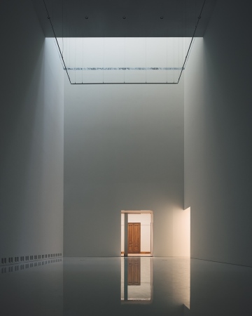 Museum des 21. Jahrhunderts: Ein hoher Saal mit einem Oberlicht, durch das Licht aus dem 3. OG in den Raum gestreut wird