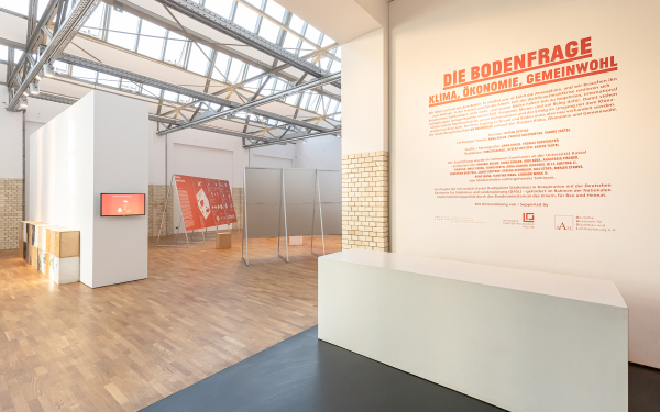 Blick in die Ausstellung Die Bodenfrage im DAZ 2020