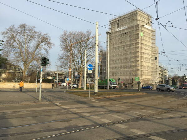 Das DVB Hochhaus am Albertplatz (1929) von Hermann Paulick in Dresden wurde von 2013 bis 2015 von hnel furkert architekten (Dresden) saniert und erweitert. (Bild:  ubahnverleih / CC0 1.0 via Wikimedia Commons)