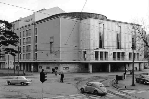 Die Oper wurde 1956 nach Plnen von Paul Bonatz, Julius Schulte-Frohlinde und Ernst Huhn neu errichtet. Denkmalschtzer kritisieren, dass dem Haus ber Jahre die notwendigen Investitionen vorenthalten wurden.