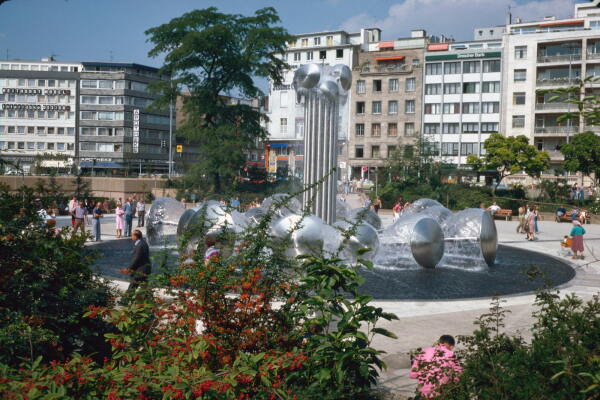 Dass der Platz nicht nur zum Unter- und �berqueren gedacht war, zeigt die Wasserkinetische Plastik von Wolfgang G�ddertz. Foto von dem gerade in Betrieb genommenen Brunnen rund um das Stra�enfest 1977. Quelle: Familie Betz/Lassak