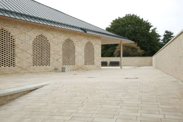 Das Mauerwerk zeichnet hanseatische oder auch seldschukische Rautenmuster nach, die Fenster sind nach Vorbild der Maschrabiyyas vergittert.