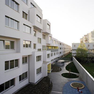 Mehrfamilienhaus von Pool in Wien fertiggestellt