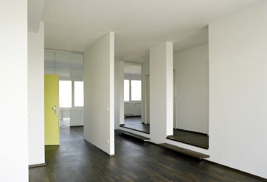 Mehrfamilienhaus von Pool in Wien fertiggestellt