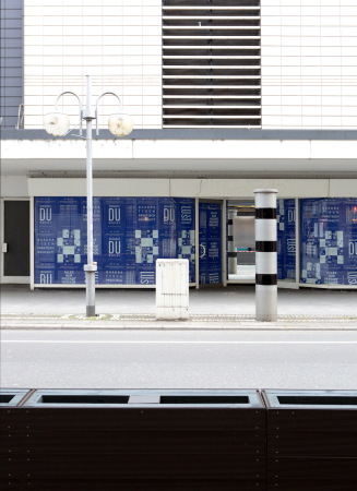 Ausstellung in den Quadraten: Schaufenster des leerstehenden Galeria Kaufhof Mannheim.