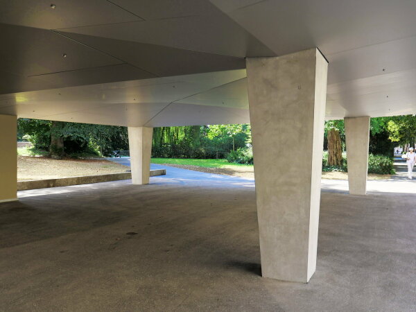 Mehrere Betonsttzen unterhalb des Neuen Foyers