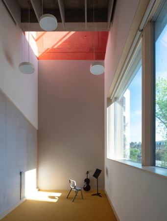 Wohnhochhaus und Schule von Henley Halebrown in London