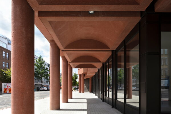 Wohnhochhaus und Schule von Henley Halebrown in London