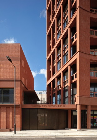 Wohnhochhaus und Schule von Henley Halebrown in London