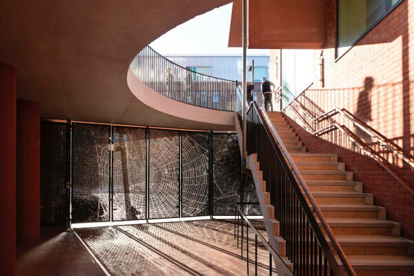 Wohnhochhaus und Schule von Henley Halebrown in London