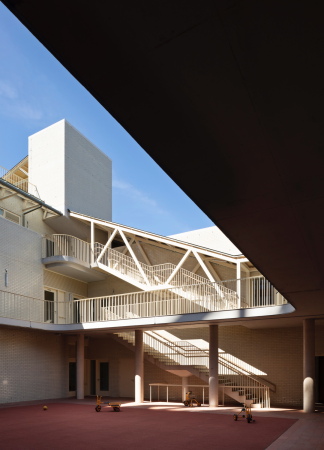 Wohnhochhaus und Schule von Henley Halebrown in London