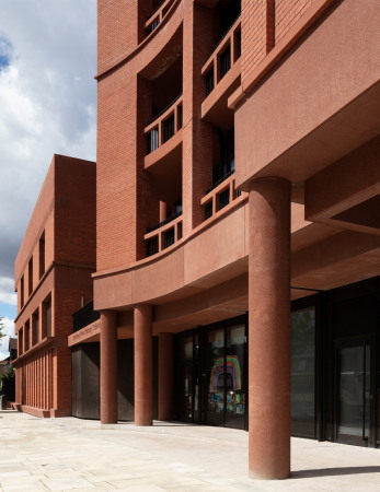 Wohnhochhaus und Schule von Henley Halebrown in London