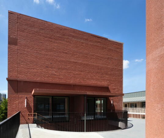 Wohnhochhaus und Schule von Henley Halebrown in London