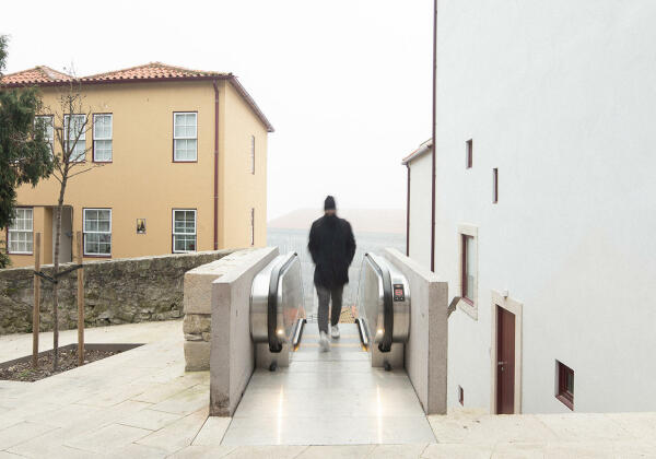 Die Escadas rolantes helfen die steile Hgellage von Porto zu berwinden.