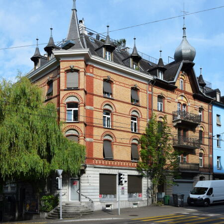 Polychrome Sichtbacksteinfassaden in mehrheitlich ledergelbem Farbton in der Weinbergstrasse 103105 (1896)