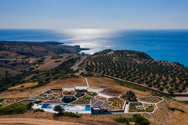 Villa auf der griechischen Insel Milos von DECA Architecture