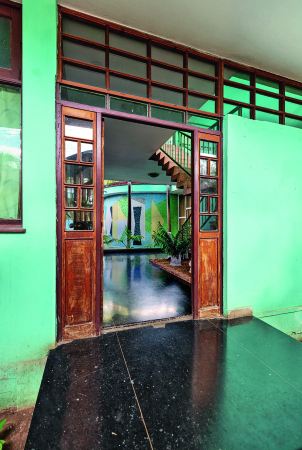 Eduardo Caas Abril und Nujim Nepomechie: House of Eugenio Leal in Miramar (1957), Detail des Eingangs und Blick auf Gartenpavillon.