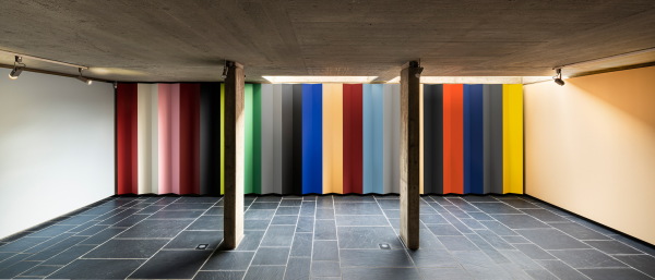 Pavillon Le Corbusier, Ausstellung Le Corbusier und die Farbe, Installation mit den 20 Farbtönen der zweiten Salubra-Kollektion Le Corbusier von 1959