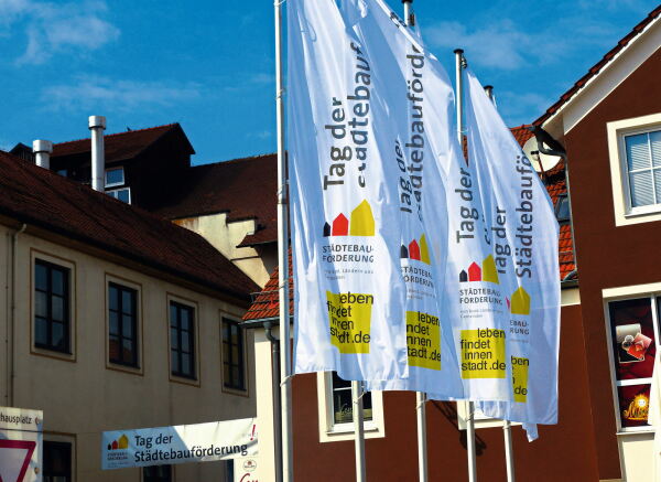 Flaggen am Tag der Stdtebaufrderung 2017 in Markt Schierling