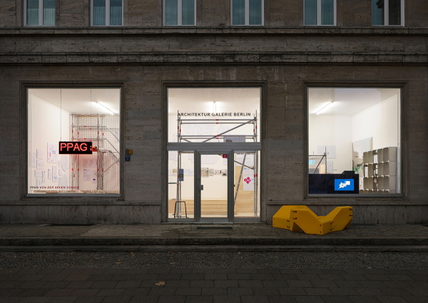 Auenaufnahme der Ausstellung PPAG architects - Von der neuen Schule (2018) in der Architektur Galerie Berlin von Jan Bitter.