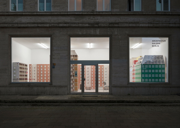 Auenaufnahme der Ausstellung Adrian Streich - Citt analoga  (2020) in der Architektur Galerie Berlin von Jan Bitter.