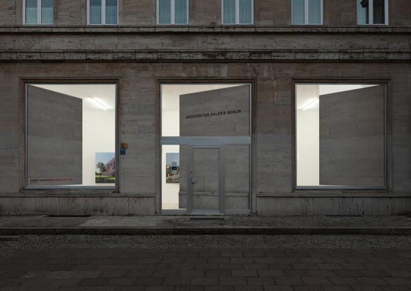 Auenaufnahme der Ausstellung Robert Konieczny - Moving Architecture  (2019) in der Architektur Galerie Berlin von Jan Bitter.