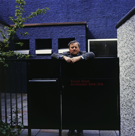 Ernst Gisel (19222021) vor seinem Blauen Atelier, das er 1999 der ETH Zrich schenkte und in dem auch sein Archiv liegt.