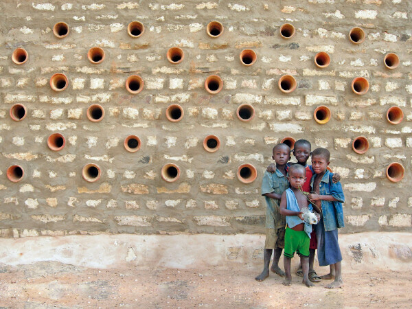 Bolmo, Mali: Kreative Belftung eines Lagerhauses mit Regenrohren von Emilio  Caravatti