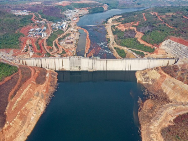 Souapiti, Guinea: Der seit 2015 im Bau befindliche Souapiti-Staudamm am Konkour-Fluss wird von chinesischen Staatsfirmen finanziert.