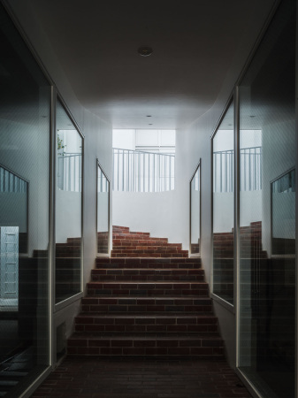 Hotelerweiterung von Sou Fujimoto Architects in Maebashi