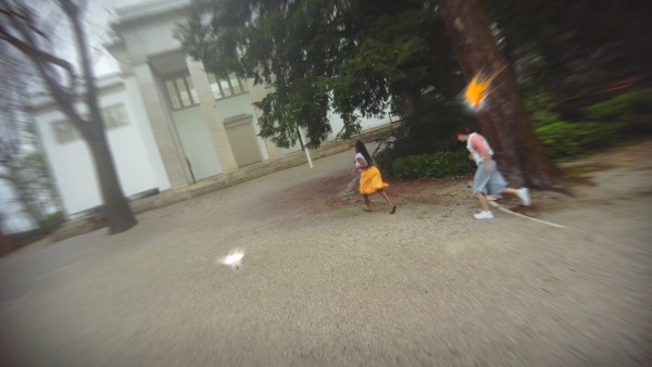 Im Introfilm Interrail 2038 schlendern zwei Jugendliche durch das Areal der Biennale, 