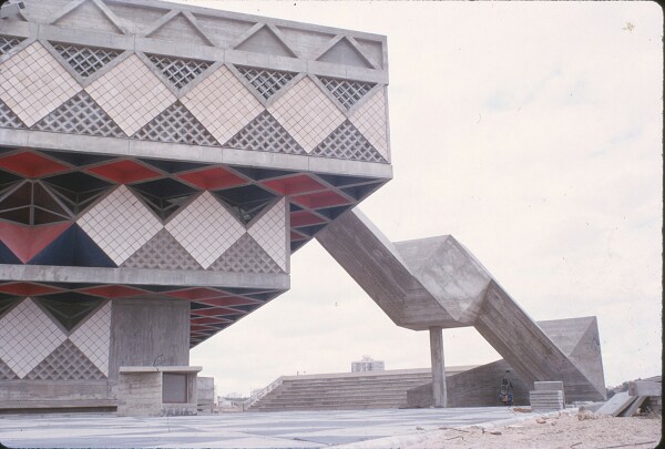 1963: Bat Yam City Hall (Israel), Entwurf von Alfred Neumann, Eldar Sharon und Zvi Hecker