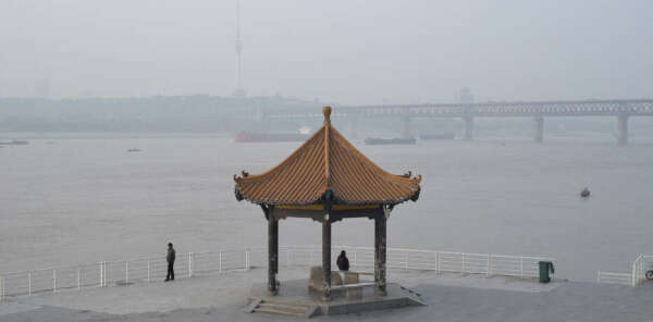 A River Runs, Turns, Erases, Replaces  von Shengze Zhu