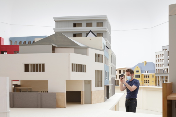 Kurator Dirk Somers im Gesprch