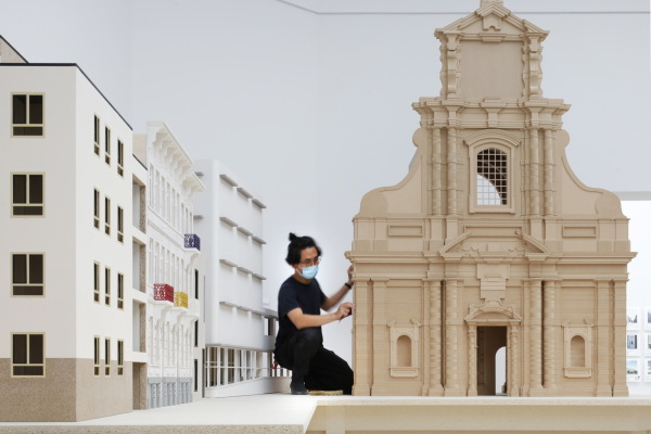 Kurator Dirk Somers im Gespr�ch