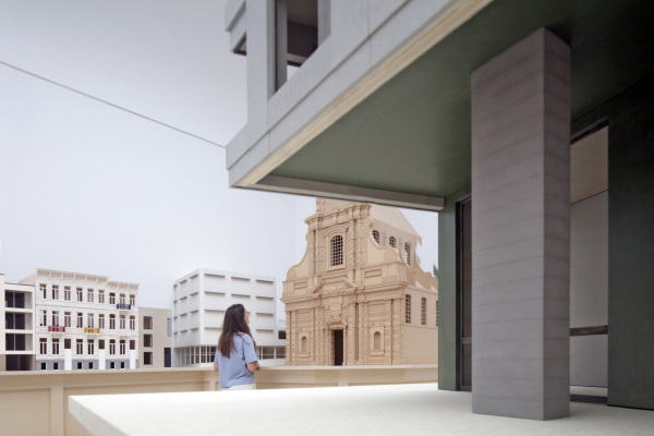 Kurator Dirk Somers im Gesprch