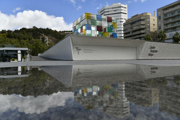 Centre Pompidou Mlaga mit dem von Daniel Buren gestalteten Glaswrfel Incub, Mrz 2015; Foto  Carlos Criado / Ayuntamiento de Mlaga, 2016