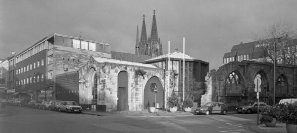 Die auf den Resten des romanischen Turmes erbaute Kapelle der Kirche St. Kolumba in Kln, 1950, Gottfried Bhm