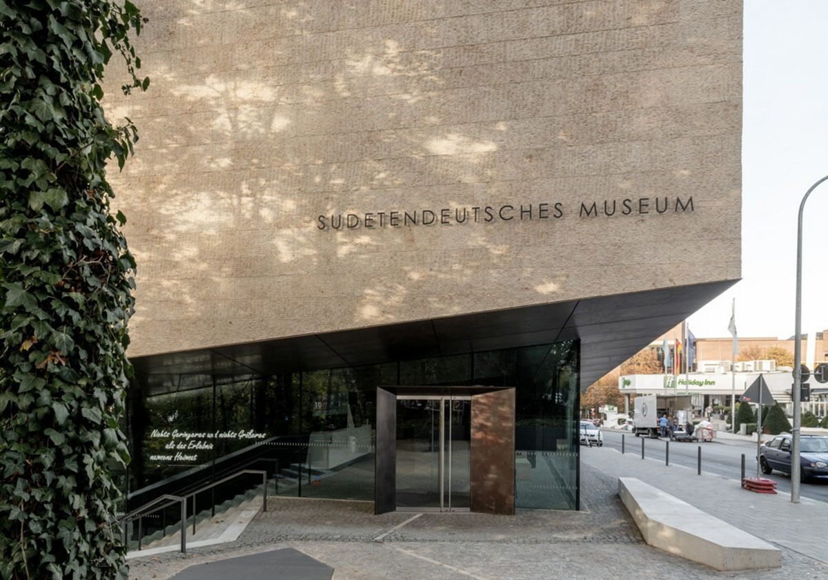 Monolith am Isarhang
 - Sudetendeutsches Museum in München von pmp Architekten