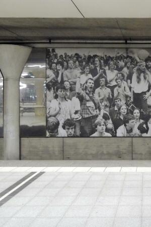 U-Bahn-Station Bockenheimer Straße mit Fotos von Barbara Klemm, Zustand 2019
