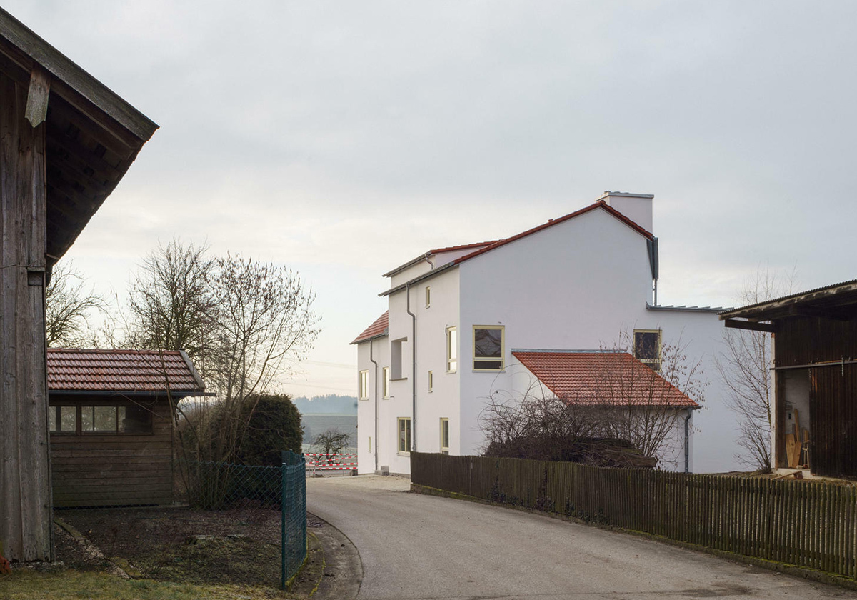 Experiment in der Dorfmitte
 - Wohnhaus in Goldern von Almannai Fischer Architekten