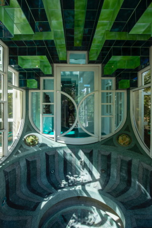 Fr den Entwurf des Whirlpools Dome of Water nahm sich Piers Gough eine umgedrehte Kuppel von Borromini zum Vorbild.