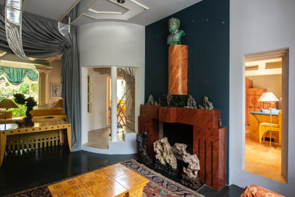 Im Winterzimmer steht der Kamin nach Entwurf von Michael Graves, darber eine Hephaistos-Bste von Celia Scott. Die Gelehrtenfelsen ersetzen die Flammen des Feuers.