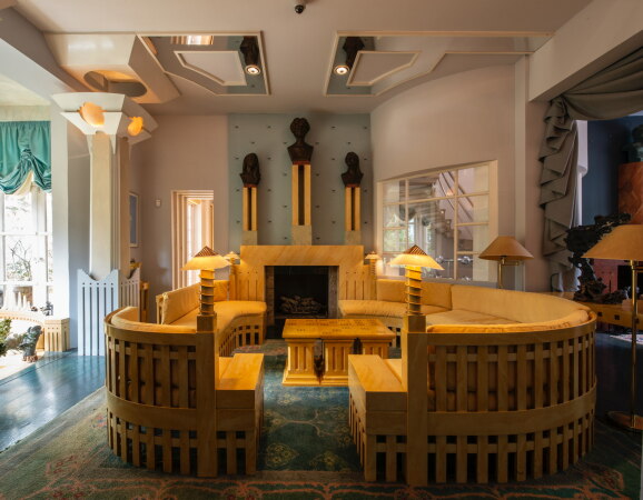 Das Frhlingszimmer mit Kamin, entworfen von Michael Graves, gekrnt mit weiblichen Darstellungen der drei Frhlingsmonate von Penelope Jencks.