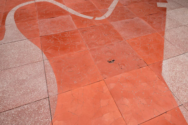 Hier knirscht Venedig unter den F��en der Besucher*innen: Studio L A und Baukje Trenning mit �City to Dust� (59).