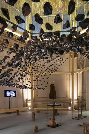 In der Eingangsrotunde fokussieren Cave_Bureau unter dem Titel �Anthropocene Museum: Exhibit 3.0 Obsidian Rain� (27) auf eine H�hle in Kenia, die Mitte des letzten Jahrhunderts von Freiheitsk�mpfer*innen genutzt wurde.