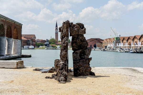 Die Außeninstallation 6 von Igneous Tectonics mit dem Titel „Carbon to Rock: Geology and Technology at Work for Design in the Age of Climate Change“.